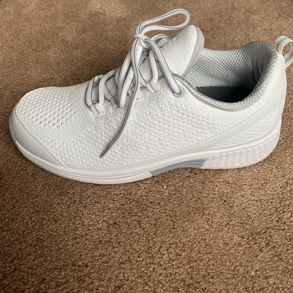 Women’s White Orthofeet Coral Sneakers - Size 8 X-Wide